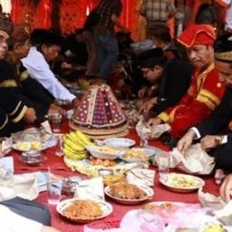 Tradisi Makan Bajamba di Minangkabau