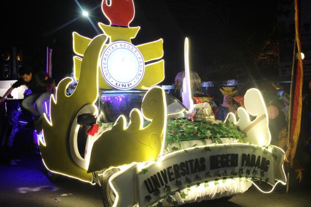 UNP Usung Konsep Sampan Futuristik dalam Pawai Telong-Telong HJK Padang ke-356
