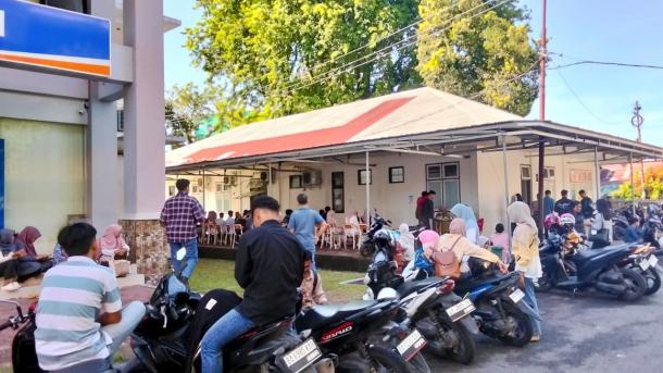 Antusiasme Mahasiswa Baru dan Orangtua Warnai Cekkes di Klinik Pratama UNP