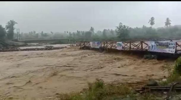 Jembatan Darurat Anduring Kayu Tanam Kembali Tenggelam Diterpa Banjir