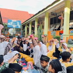 Program Makan Bersama SDN 16 Tanjung Aur, Jadi Momentum Kebersamaan Siswa dan Guru