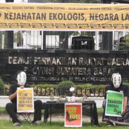 Aksi Teatrikal di DPRD Sumbar Suarakan Protes atas Krisis Ekologis