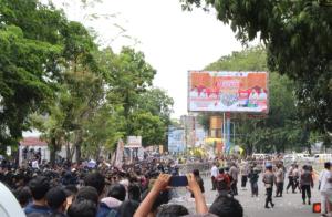 Peserta demo mencoba menerobos pagar kawat duri Gedung DPRD Sumbar