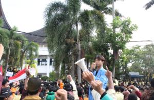 Orator aksi saat menyampaikan orasinya di depan Gedung DPRD Sumbar